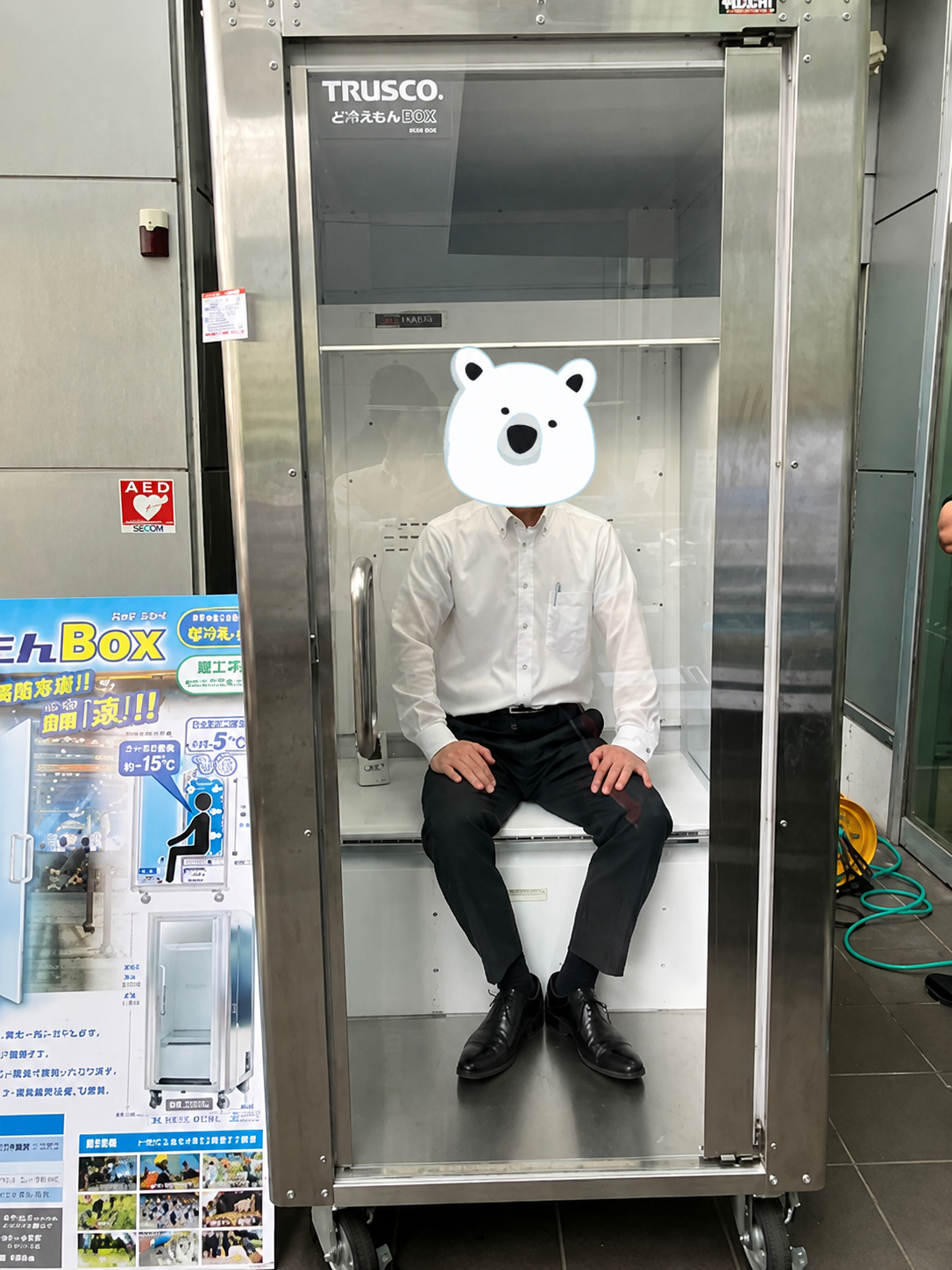 ど冷えもんBOXに実際に入って体験している様子